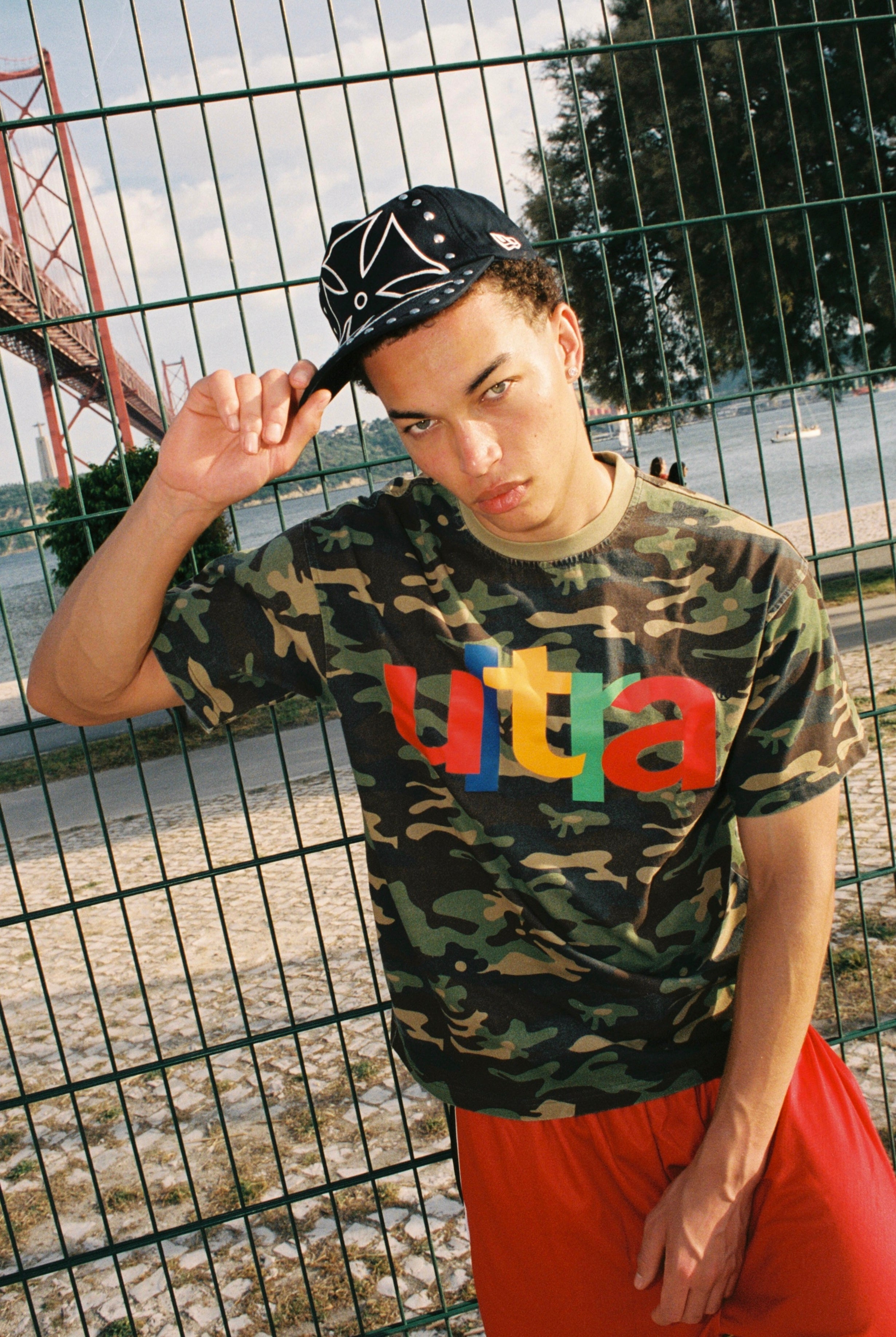 NAVY CHROME SNAPBACK HAT